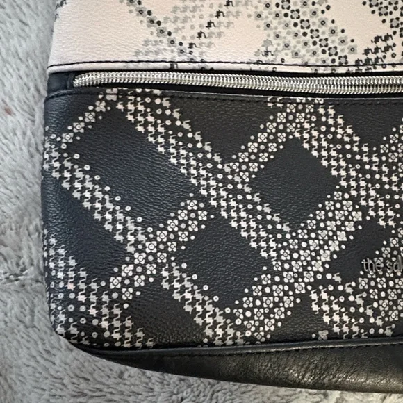 Le Sak Stylish Black and White Crossbody Bag - Picture 2 of 11
